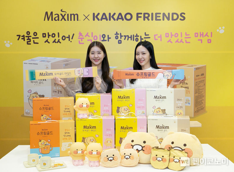동서식품 (대표 김광수)이 카카오프렌즈의 대표 인기 캐릭터 ‘춘식이’와 한정판 ‘맥심 X 카카오프렌즈 춘식이 스페셜 패키지’를 출시했다. 16일 서울 중구에 위치한 스페이스라온에서 모델들이 스페셜 패키지로 발매된 맥심 커피믹스 3종 ▲맥심 모카골드 마일드 ▲맥심 화이트골드 ▲맥심 슈프림골드와 굿즈를 선보이고 있다. 2023.11.16. (출처: 동서식품)