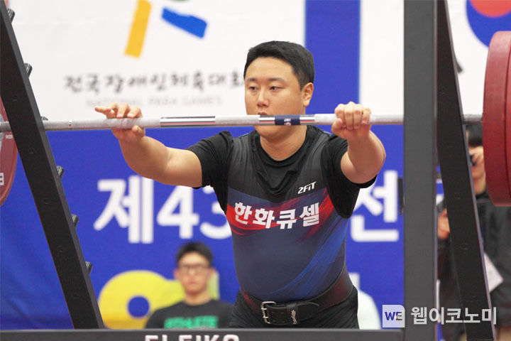 황상훈 선수가 스쿼트 200kg을 들어올리려고 하고 있다 2023.11.16. (출처: 한화큐셀)