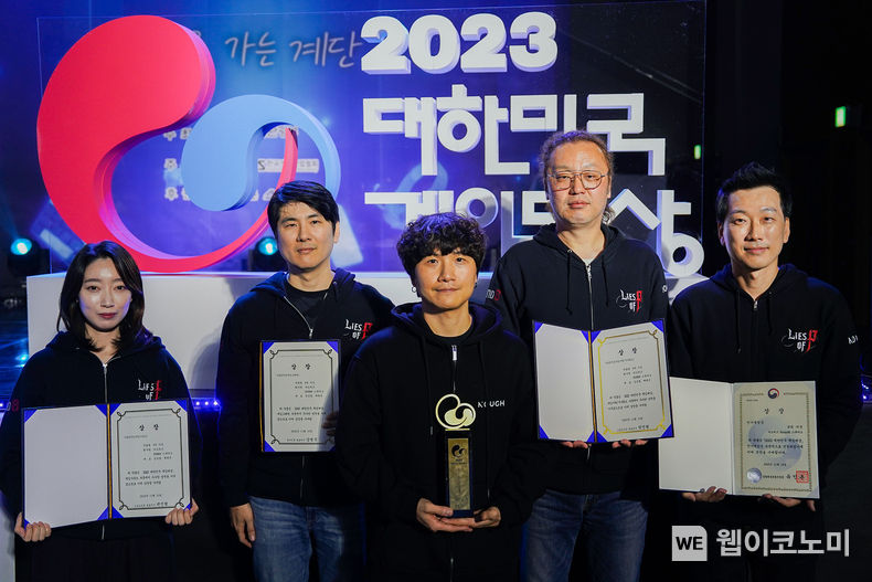 P의 거짓 개발진들이 2023 대한민국 게임대상 6관왕을 기념하는 사진 촬영을 진행하고 있다. <br>
(왼쪽부터) 라운드8 스튜디오 박현희 사운드팀 파트장, 노창규 아트 디렉터, 최지원 총괄 디렉터, 권병수 내러티브기획팀장, 박성준 스튜디오장. 2023.11.16. (출처: 네오위즈)