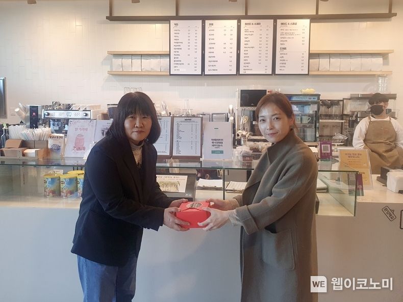 15일(수) 오후 3시 동서발전이 영농형 태양광 실증설비에서 수확한 밀로 만든 쿠키 150세트를 발자취(발달장애인들의 자립을 위한 취업성공) 카페에 전달했다. 2023.11.16. (출처: 한국동서발전)