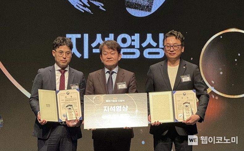 특허기술상 지석영상을 수상한 이병국 CJ제일제당 식품패키징개발팀장(오른쪽) 2023.11.17 (출처 : CJ제일제당)