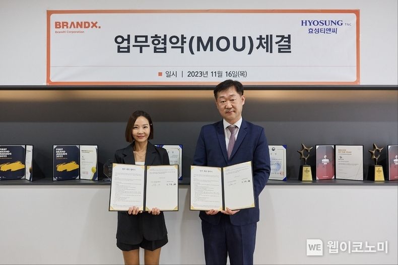 지난 11월 16일 효성티앤씨와 젝시믹스가 효성티앤씨의 소취 기능 스판덱스 섬유인 크레오라 프레시 섬유 단독 공급에 대한 업무협약을 젝시믹스 본사에서 체결했다. 왼쪽부터 브랜드엑스코퍼레이션 이수연 대표, 효성티앤씨 글로벌 세일즈앤마케팅 총괄 임장규 상무 2023.11.17 (출처 : 효성티앤씨㈜)