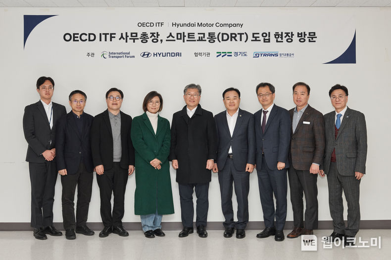 현대자동차, 수요응답교통 앞선 기술력 글로벌 시장으로 확대 나선다<br>
현대자동차는 17일(금) 경기도 하남시에서 OECD(경제협력개발기구) 산하 국제교통포럼(ITF, International Transport Forum) 김영태 사무총장 등 관계자들이 경기도의 수요응답교통 서비스 ‘똑타’를 체험했다고 밝혔다.<br>
좌측부터 경기도청 첨단교통팀장 한승민, 현대차·기아 PCO 나기호 상무, 현대차·기아 PCO 신승규 전무, 현대차·기아 셔클사업실 김수영 상무, OECD 국제교통포럼 김영태 사무총장, 경기도의회 김종배 위원장, 경기교통공사 민경선 사장, 하남시 김교흥 부시장, 경기교통공사 이회수 상임이사가 기념 촬영을 하고 있다. 2023.11.20. (출처: 현대자동차)