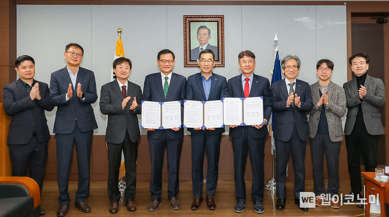 17일 영남대학교가 SK오션플랜트 및 영남이공대학교와 해상 풍력·미래 에너지 전문인력 양성을 위한 3자 간 업무 협약을 체결했다.(왼쪽에서 네 번째부터 영남이공대 권기홍 교학부총장, SK오션플랜트 이승철 대표이사, 영남대 최외출 총장) 2023.11.20. (출처: 영남대학교)