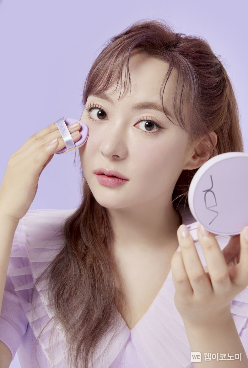 VDL '퍼펙팅 실키핏' 라인 제품을 공동 개발한 뷰티 인플루언서 회사원A(일본 채널: 회사원J). 2023.11.20. (출처: LG생활건강)