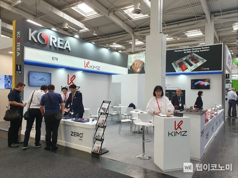 KOTRA(사장 유정열)는 한국공작기계산업협회(회장 계명재), 한국공구공업 협동조합(이사장 최용식)과 공동으로 지난 9월 18일부터 23일까지 개최된 ‘2023 독일 하노버 공작기계 전시회(EMO 2023)’에서 총 26개 사로 구성된 한국관을 운영했다. 한국관 부스의 모습. 2023.11.21 (출처: KOTRA)