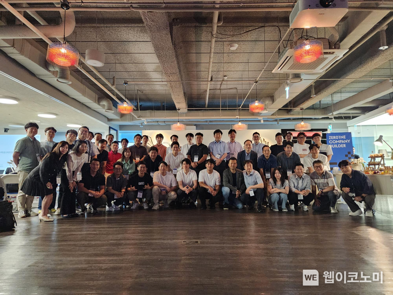 지난 7월 21일(금) 드림플러스 강남 제로원 공간에서 현대차그룹 사내 스타트업 대표들이 한 자리에 모여 단체 사진을 촬영하고 있다. 이 가운데 ‘에픽카’, ‘에이치충전연구소’, ‘쓰리아이솔루션’ 등 3개사가 이번에 분사했다. 2023.11.21 (출처: 현대차그룹)