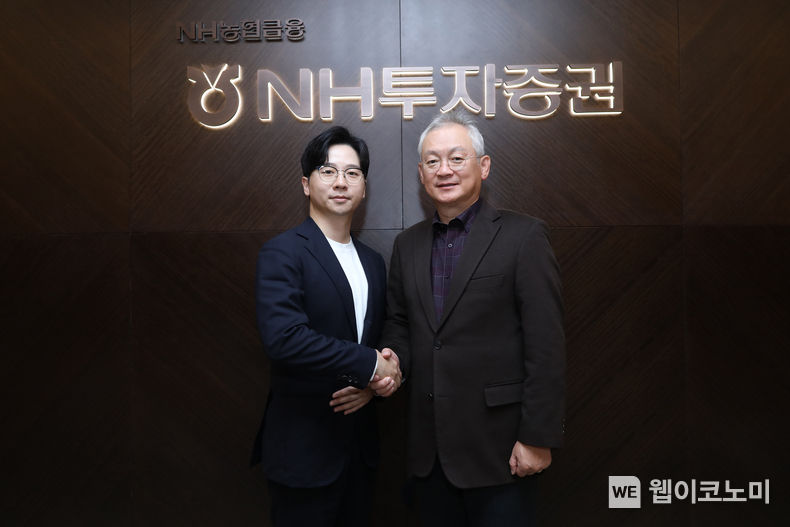NH투자증권과 콴텍은 22일 NH투자증권 여의도본사(파크원 NH금융타워)에서 지분투자를 위한 계약을 진행했다. (왼쪽부터) 이상근 콴텍 대표와 정영채 NH투자증권 대표이사가 계약 후 기념촬영을 하고 있다. 2023.11.22 (출처: NH투자증권)
