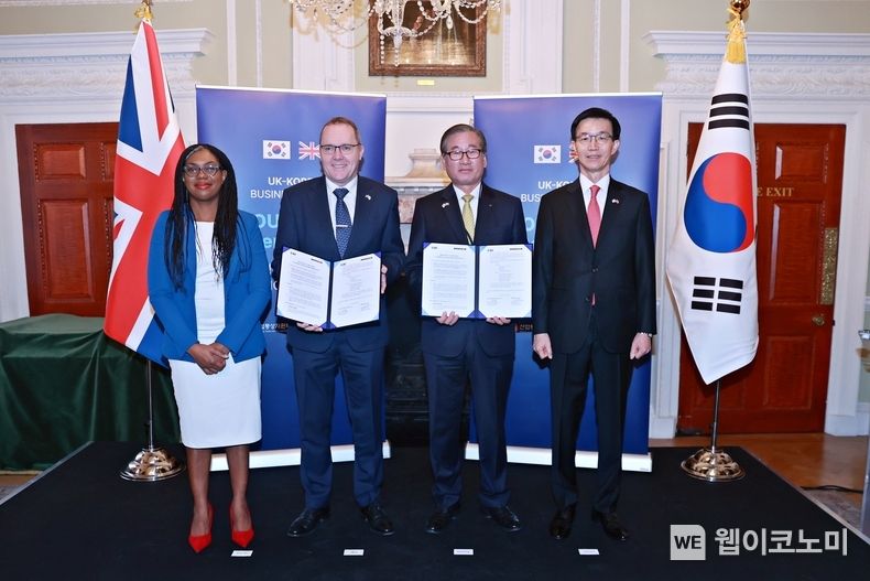 한영 비즈니스 포럼에서 진행된 KAI와 MBDA의 MOU 체결식 (서울=웹이코노미) KAI(한국항공우주산업㈜)가 22일(현지시간) 영국 런던 맨션하우스에서 미사일 제조 전문기업인 MBDA그룹 영국 지사와 전략적 협력관계 구축을 위한 업무협약(MOU) 체결식을 가졌다. (왼쪽부터 ) 영국 케미 베이드녹(Kemi Badenoch) 기업통상부 장관, MBDA UK 크리스 알람(Chris Allam) 사장, KAI 강구영 사장, 방문규 산업부장관 (출처.제공 : KAI)