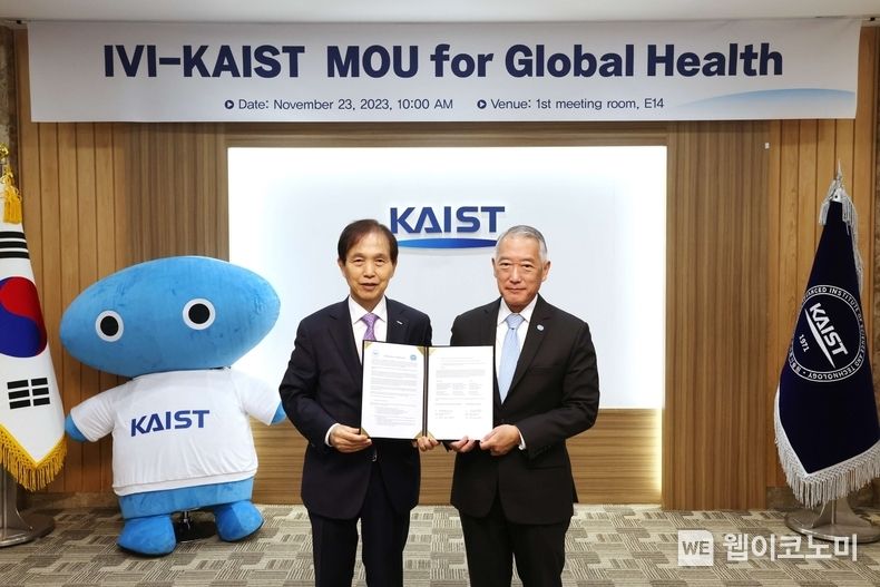 KAIST가 23일 오전 대전 본원에서 국제백신연구소와 글로벌 백신 연구를 위한 MOU를 체결했다. (왼쪽부터) 이광형 KAIST 총장과 제롬 김 IVI 사무총장 2023.11.23 (출처: KAIST)