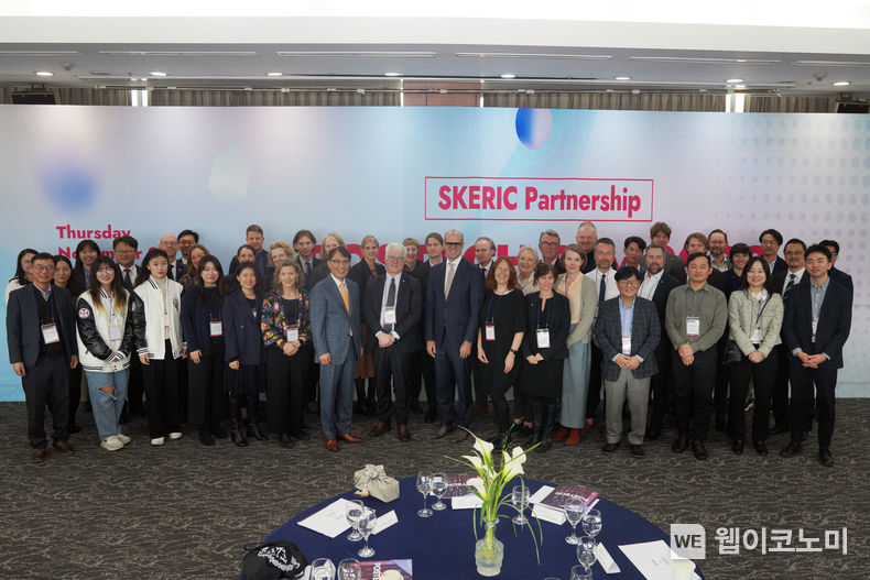 POSTECH(포항공과대학교)이 한국-스웨덴 교육 연구 혁신(SKERIC, Sweden Korea Education, Research and Innovation Collaboration) 파트너십을 기념해 23일 ‘POSTECH Day’를 개최했다. 행사에는 다니엘 볼벤(Daniel Wolvén) 주한 스웨덴 대사를 포함해 KTH 왕립 공대, 예테보리대(Gothenburg)대, 룬드(Lund)대 등 파트너십 참여 스웨덴 대학 5곳의 교직원과 POSTECH 김성근 총장 등 관계자 50여 명이 참석했다. / 2023.11.23 (출처: POSTECH)