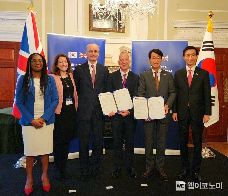 현대자동차, 세계적 명문 대학 영국 UCL과 탄소중립 미래 기술 공동연구 MOU 체결. (서울=웹이코노미) 현대자동차가 세계적 명문 대학인 영국 유니버시티 칼리지 런던(University College London)과 손잡고 탄소중립 미래 기술을 공동 연구한다. (왼쪽부터) 케미 바데노크(Kemi Badenoch) 영국 기업통상부 장관(Secretary of State for Trade and Business), 앙가라드 밀렌코비치(Angharad Milenkovic) UCL 부총장, 나이젤 티체너-후커(Nigel Titchener-Hooker) UCL 공과대 학장(Dean of Engineering Sciences), 마이클 스펜스(Michael Spence) UCL 총장, 김동욱 현대자동차 부사장, 방문규 산업통상자원부 장관이 MOU 체결식에서 기념 촬영을 하고 있다. / 2023.11.23 (출처: 현대자동차)
