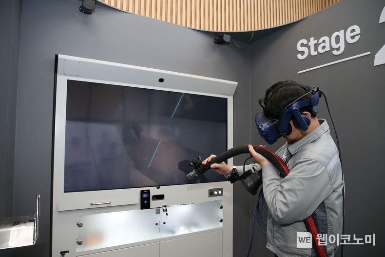 한화오션 거제사업장 내부에 위치한 VR 도장교육센터에서 새롭게 개발된 'RealBLAST'를 통해 VR 블라스팅 직무훈련이 진행되고 있다. / 2023.11.23 (출처: 한화오션)