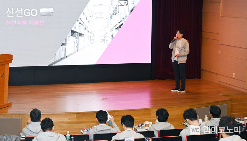 사내벤처 프로그램 '스튜디오341'에 도전한 LG전자 직원이 사업 아이템을 발표하고 있다. / 2023.11.23 (출처: LG전자)