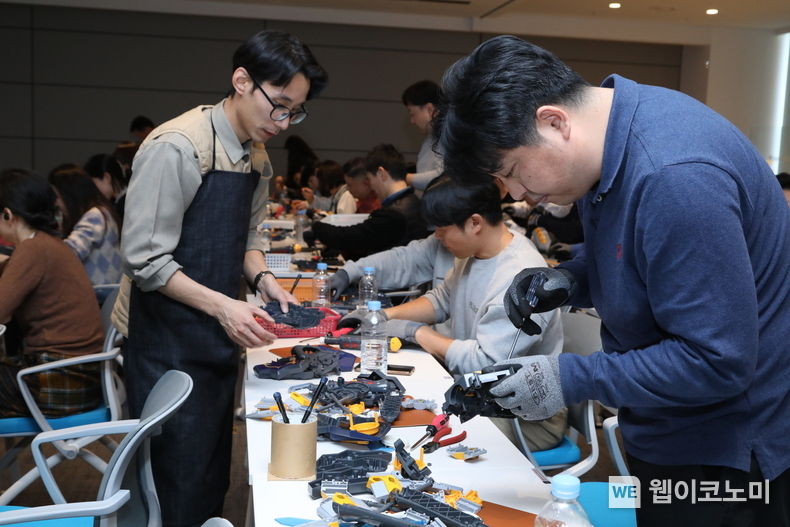 NH투자증권이 지난 17일부터 이틀간 사단법인 트루와 함께 장난감분해 봉사활동을 NH투자증권 여의도본사(파크원 NH금융타워)에서 진행했다. NH투자증권 임직원들이 장난감을 분해하고 있다. / 2023.11.23. (출처: NH투자증권)