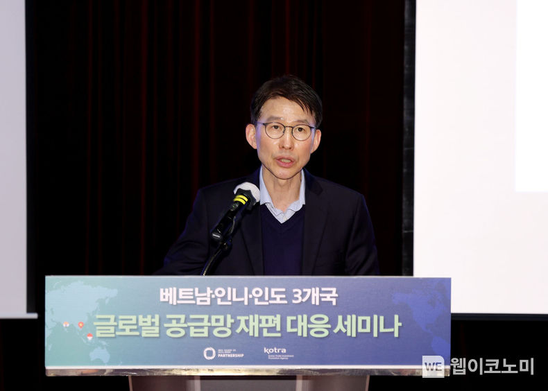 KOTRA(사장 유정열)는 23일 서울 양재동 본사에서 ‘베트남·인도네시아·인도 3개국 글로벌 공급망 재편 대응 세미나’를 개최한다. 이지형 KOTRA 경제통상협력본부장이 개회사를 하고 있다. / 2023.11.23 (출처: KOTRA)