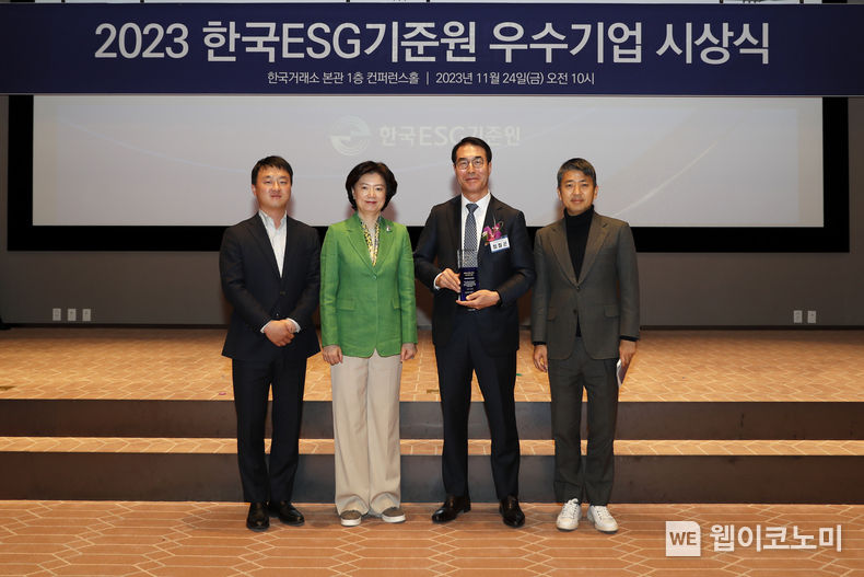 24일(금) 여의도 한국거래소에서 개최된 ‘2023 한국ESG기준원 우수기업’ 시상식에서 HD현대건설기계가 ESG 우수기업에 선정됐다. (왼쪽 2번째부터 한국ESG기준원 심인숙 원장, HD현대건설기계 최철곤 사장) / 2023.11.24 (출처: HD현대건설기계)