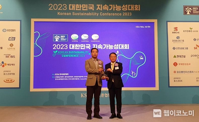 (왼쪽) 롯데칠성음료 ESG팀 정진섭 팀장 (오른쪽) 한국표준협회 강명수 회장 / 2023.11.24. (출처: 롯데칠성음료)