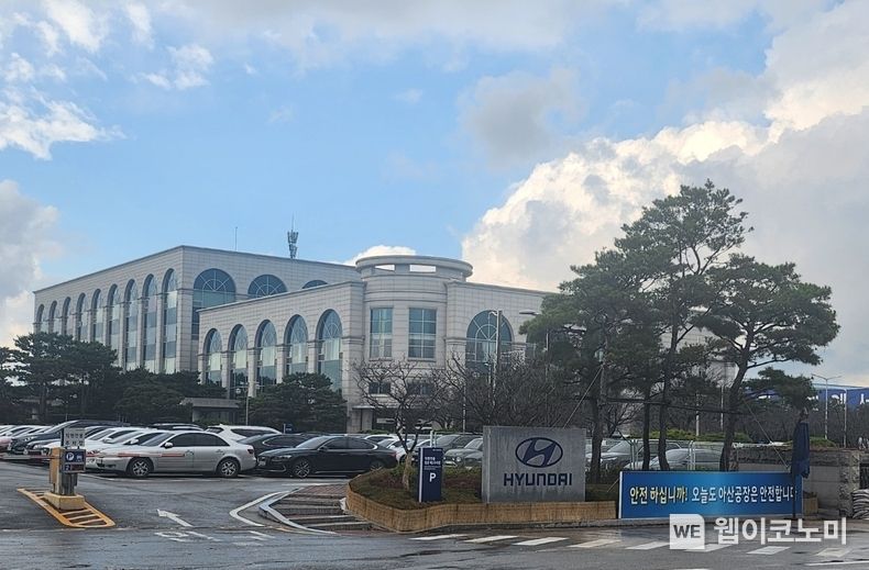 현대차 아산공장, ‘폐기물 매립 제로 인증’ 최고 등급 획득 (서울=웹이코노미)<br>
현대차는 아산공장이 국제 안전과학 인증 기관 ‘UL 솔루션(UL Solutions)’의 ‘폐기물 매립 제로(Zero Waste To Landfill) 인증’에서 완성차 제조 기업 중 최초로 가장 높은 플래티넘(Platinum) 등급을 최근 획득했다고 24일(금) 밝혔다. / 2023.11.24 (출처: 현대자동차)