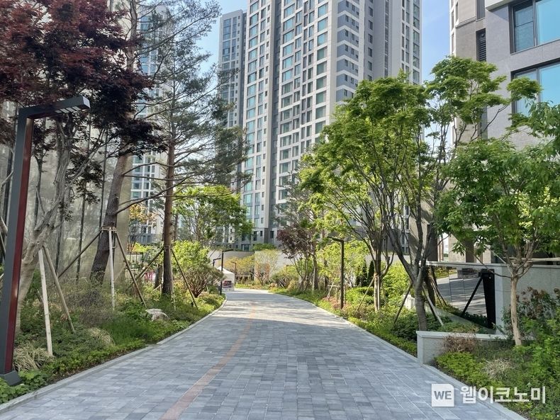 제23회 자연환경대상 시상식에서 환경부장관상을 수상한 송파 롯데캐슬 시그니처 단지 내 조경 / 2023.11.24. (출처: 롯데건설)