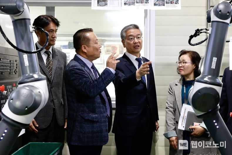 김종호 기술보증기금 이사장(오른쪽 두번째)과 김기환 (주)에스티에스로보테크 대표이사(오른쪽 세번째) / 2023.11.24 (출처: 기술보증기금)