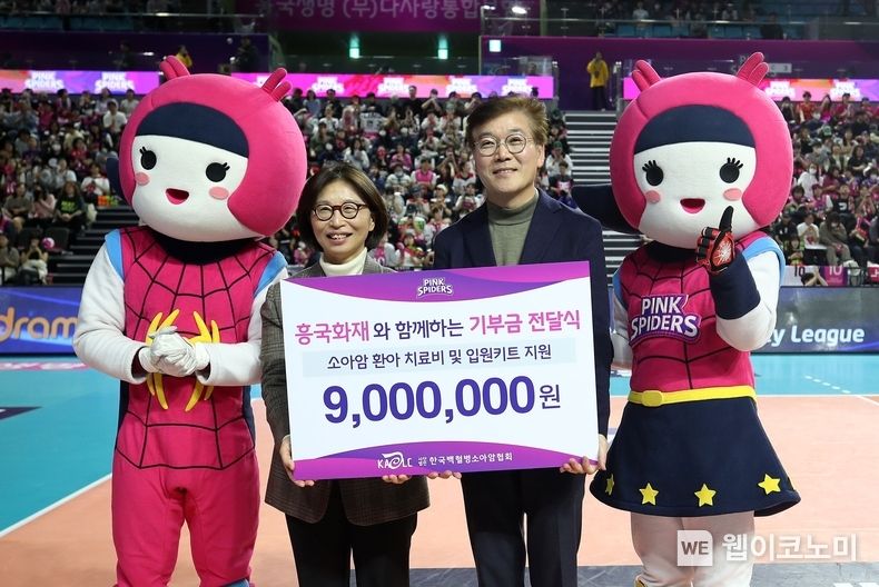 왼쪽부터 한국백혈병소아암협회 사무총장 허인영, 흥국화재 대표이사 임규준 / 2023.11.27. (출처: 흥국화재)
