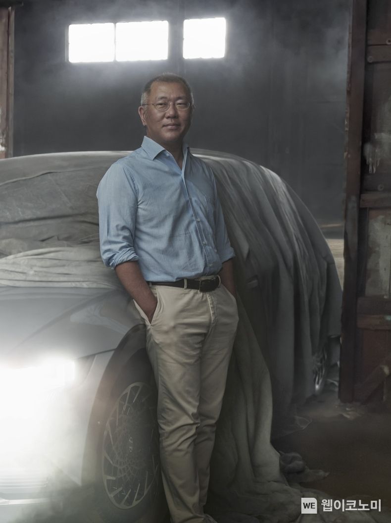 정의선 현대차그룹 회장, 美 오토모티브 뉴스 올스타(All-Star) ‘자동차 산업 올해의 리더(Industry Leader of the Year)’로 선정<br>
현대차그룹 정의선 회장이 27일(현지시간) 세계적 권위의 미 자동차 전문매체 오토모티브 뉴스의 ‘오토모티브 뉴스 올스타 (2023 Autumotive News All-Stars)’에서 최고 영예인 ‘자동차 산업 올해의 리더(Industry Leader of the Year)’로 선정됐다. / 2023.11.27. (출처: 2021 ©Annie Leibovitz)