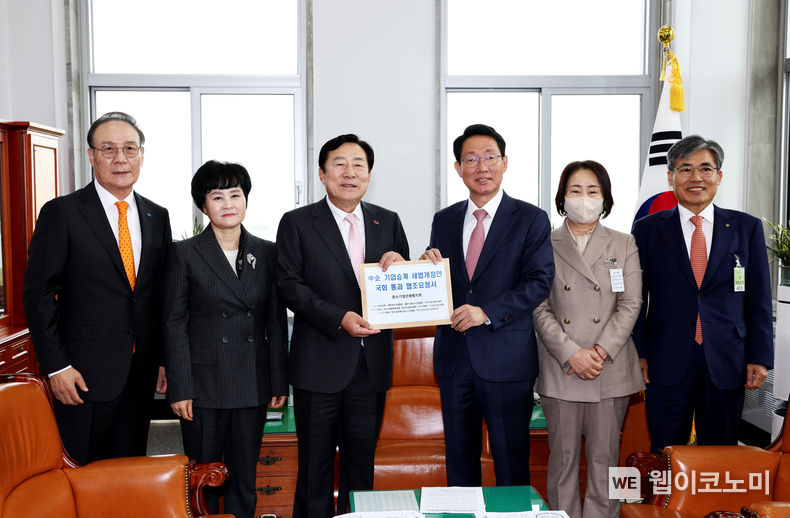 (왼쪽부터) 석용찬 한국경영혁신중소기업협회장 / 윤미옥 한국여성벤처협회장 / 김기문 중기중앙회장 / 김상훈 국회 기재위원장 / 이정한 한국여성경제인협회장 / 조인호 대한기계설비건설협회장 / 2023.11.27 (출처: 중소기업중앙회)