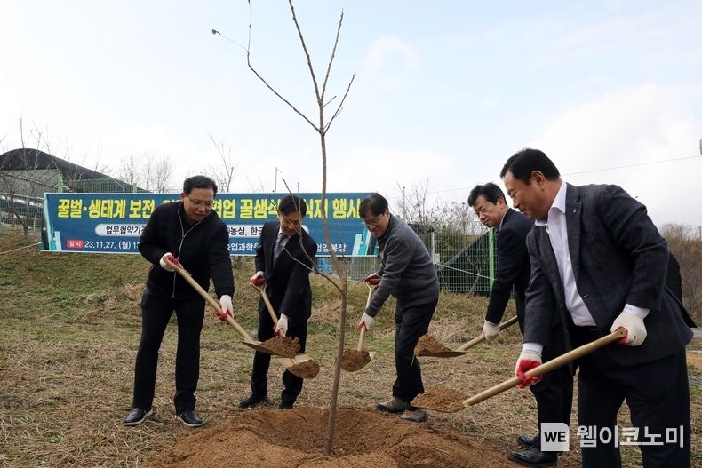 사진 왼쪽부터 김보규 농심 경영기획실장, 이상재 농촌진흥청 농업생물부장, 조재호 농촌진흥청장, 이정석 부안군 부군수, 김용래 한국양봉농협 조합장 / 2023.11.28 (출처: 농심)