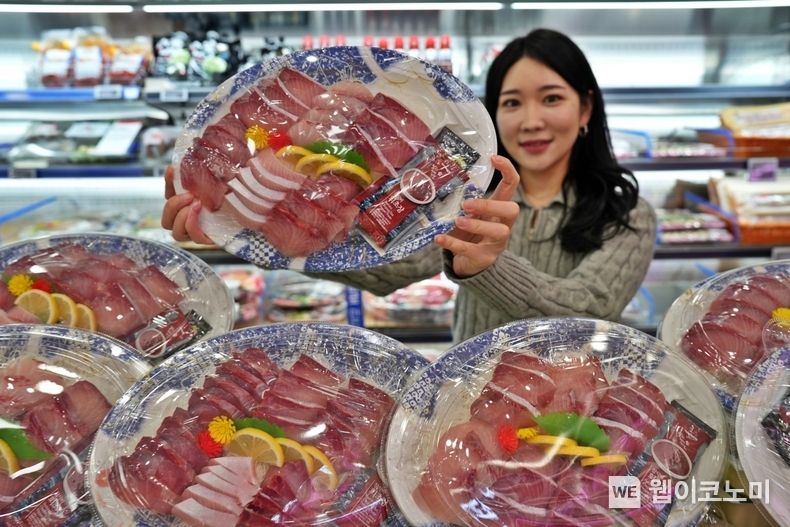 서울시 중구에 위치한 롯데마트 제타플렉스 서울역점에서 양준혁 방어회를 홍보하는 모델의 모습 / 2023.11.28. (출처: 롯데쇼핑)