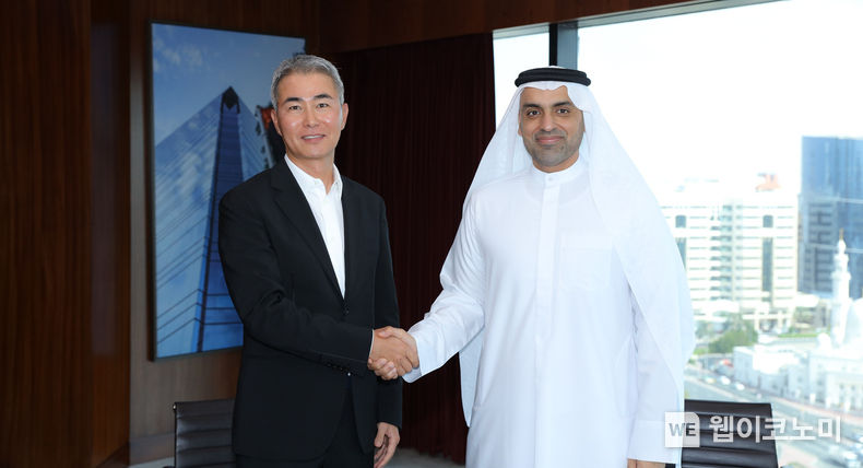위메이드 장현국 대표(좌), UAE 두바이 상공회의소 모하마드 알리 라쉬드 루타 회장 겸 CEO(우) / 2023.11.28. (출처: 위메이드)