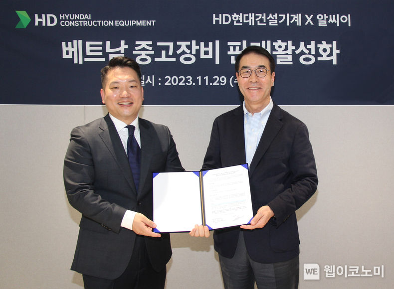 HD현대건설기계가 29일(수) HD현대 글로벌R&D센터에서 알씨이와 ‘베트남 중고장비 판매 활성화를 위한 업무협약’을 체결했다. 사진 오른쪽부터 HD현대건설기계 최철곤 사장, 알씨이 한호진 대표 / 2023.11.29. (출처: HD현대건설기계)