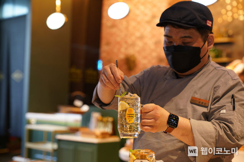 BBQ 빌리지 송리단길점에서 직원이 BBQ 레몬보이 산토리 하이볼을 만들고 있다. / 2023.11.29. (출처: 제너시스BBQ)