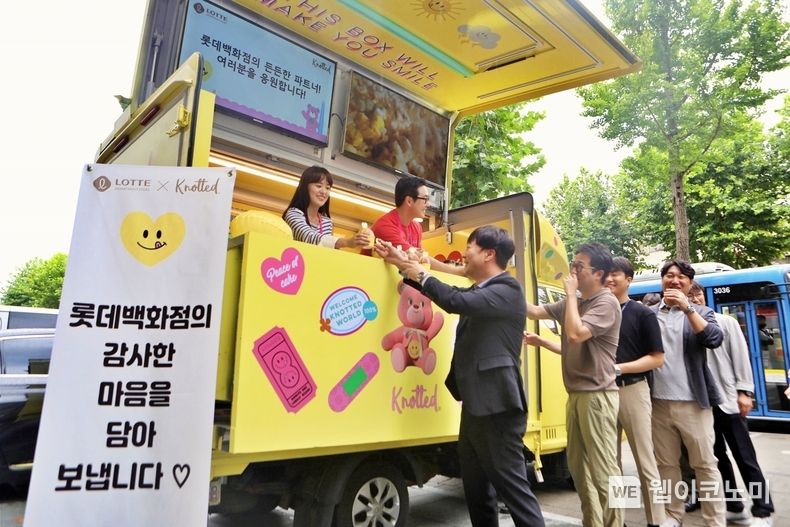 2023년 8월 롯데백화점이 찾아가는 상생커피차를 운영해 파트너사 임직원이 음료를 받고 있는 모습 / 2023.11.29. (출처: 롯데쇼핑)