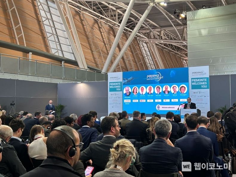 ‘항공우주·방산 전시회(Aerospace & Defense Meetings Torino 2023, 이하 “ADM”)’에서 29일에는 ‘한국 항공우주산업의 발전과 기회’로 산업포럼을 열었다. 포럼 행사장의 모습. / 2023.11.30 (출처: KOTRA)