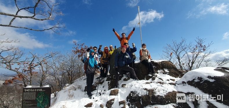 경상국립대산악회는 지난 11월 18일 경남 하동군 형제봉에서 세계 7대륙 최고봉 등정 마지막으로 남아 있는 남극 빈슨산 원정을 위한 훈련을 갖고 화이팅을 외치고 있다. / 2023.11.30 (출처: 경상국립대학교)