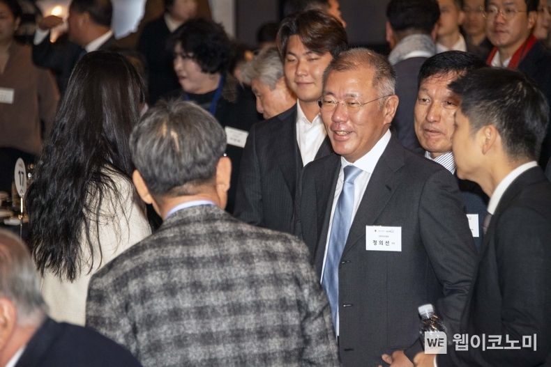 대한양궁협회는 1일 서울 그랜드 워커힐 서울 호텔에서 정의선 현대차그룹 회장(대한양궁협회장)을 비롯해 400여 명의 양궁인들이 참석한 가운데 '2023 한국 양궁 60주년 기념 행사'를 개최하고, 60년 영광의 역사와 미래비전을 공유했다. 정의선 현대차그룹 회장(대한양궁협회장)이 '2023 한국 양궁 60주년 기념 행사'에서 양궁인들과 대화를 나누고 있는 모습. / 2023.12.01 (출처: 현대자동차그룹)