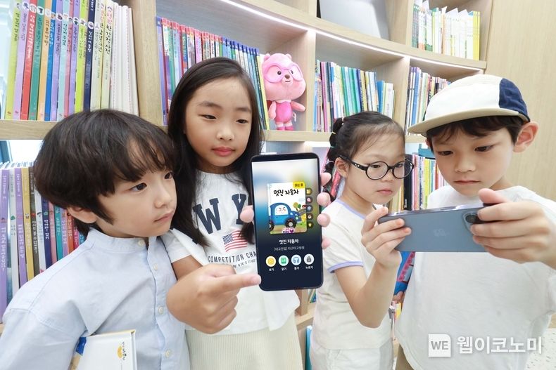LG유플러스는 키즈 전용 서비스 ‘아이들나라’의 모바일 앱(App.)이 책 선정부터 독후활동까지 체계적인 독서활동을 경험할 수 있는 ‘디지털 도서관’으로 탈바꿈하고, 3년 내 인기 도서를 국내 최대 수준인 1만권으로 확대한다고 밝혔다. 사진은 LG유플러스 모델이 새롭게 개편된 아이들나라를 이용하고 있는 모습. / 2023.12.04 (출처: LG유플러스)