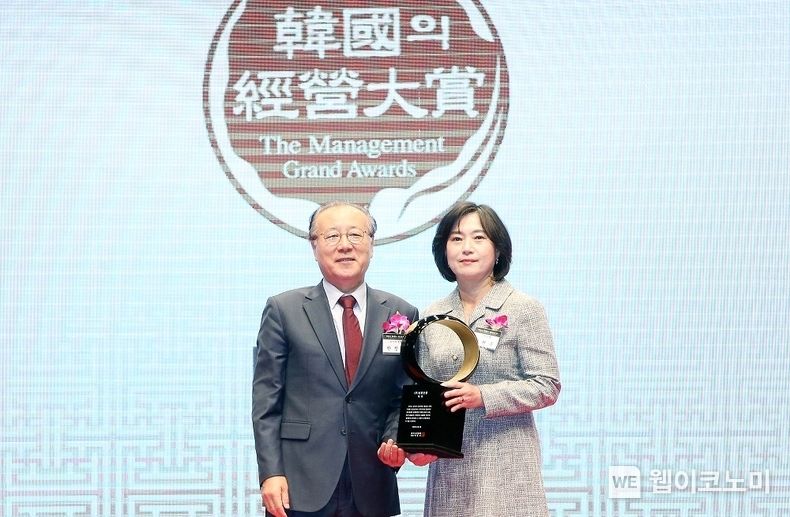 서울시 중구 소재 신라호텔에서 진행된 ‘2023 한국의 경영대상 수상식’에서 신한은행 소비자보호그룹 박현주 부행장(오른쪽), 한국능률협회컨설팅 심사위원회 한정화 위원장이 기념촬영 하는 모습 / 2023.12.05 (출처: 신한은행)