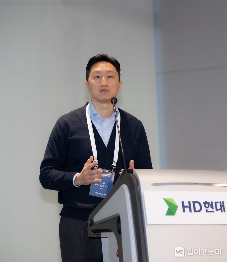 HD현대 정기선 부회장이 4일(월) 판교 HD현대 GRC에서 개최된 HD현대 건설기계부문 '글로벌 워크숍'에서 개회사를 하고 있다. / 2023.12.05 (출처: HD현대사이트솔루션)