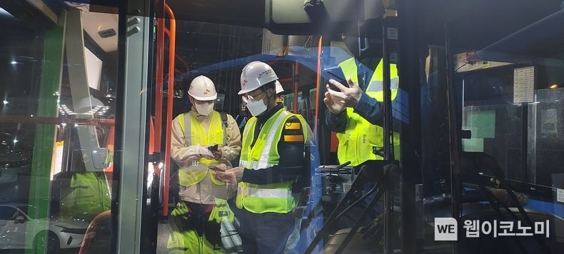 SKT는 과기정통부와 NIA가 주관한 버스공공와이파이 5G 전환 사업의 2,3차 사업을 맡아 전국 16여개 지자체의 시내버스 와이파이 장비 구축을 12월초 완료했다고 밝혔다. SKT 구성원들이 버스 와이파이 중계기를 구축하는 현장 모습 / 2023.12.05 (출처: SKT)