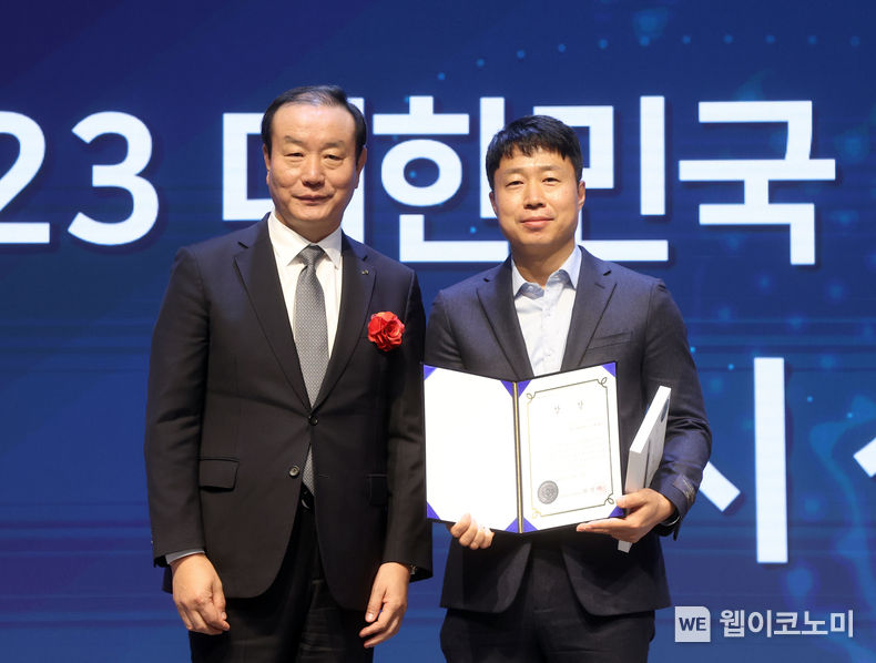 (사진) 지난달 15일 진행된 ‘2023년 대한민국 IT서비스 혁신대상’ 시상식에서 상장을 수여 받은 후 기념 촬영을 하고 있다.(왼쪽부터 최현택 IT서비스산업협회장, 특구재단 김원우 전산정보화팀 팀장) / 2023.12.05 (출처: 연구개발특구재단)