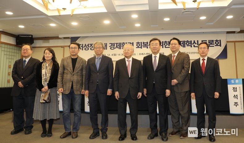 (왼쪽부터) 양준석 가톨릭대 경제학과 교수, 원소연 한국행정연구원 규제정책연구실장, 최성진 코리아스타트업포럼 대표, 강영철 KDI 국제정책대학원 초빙교수, 손경식 경총 회장, 김종석 규제개혁위원회 공동위원장, 김성준 경북대 행정학과 교수, 정석주 한국조선해양플랜트협회 전무 / 2023.12.05 (출처: 한국경영자총연합회)