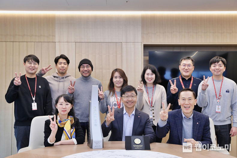 1억불 수출탑 수상을 기념하는 이창엽 롯데웰푸드 대표이사(사진 가운데)와 글로벌 영업부문 임직원들 / 2023.12.06 (출처: 롯데웰푸드)