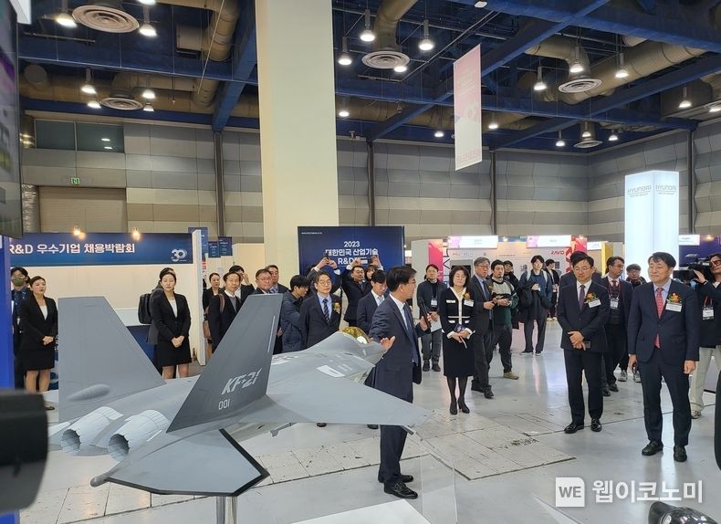 '2023 대한민국 산업기술 R&D 대전'에서 태진수 KAI 상무가 장영진 산업부 차관에게 설명을 하고 있다. / 2023.12.06 (출처: KAI)