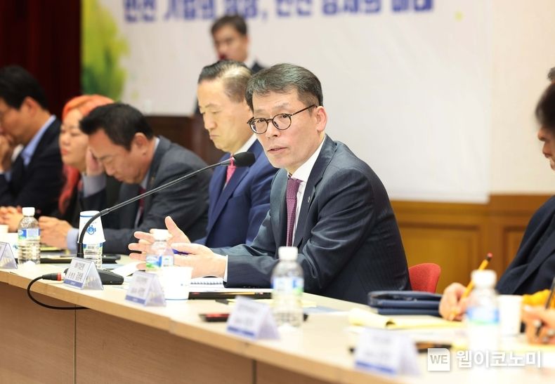 7일 인천상공회의소에서 열린 중소기업 현장 간담회에서 김성태 IBK기업은행장이 중소기업 대표들과 대화하고 있는 모습 2023.12.07 (출처 : IBK기업은행)