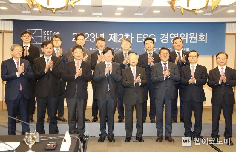(1열 좌로부터) 양원준 포스코홀딩스 부사장, 한용빈 현대자동차그룹 부사장, 이형희 SK수펙스추구협의회 사장,<br>
김소영 금융위원회 부위원장, 손경식 경총 회장, 박승희 삼성전자 사장, 신현우 ㈜한화 사장, 이동근 경총 상근부회장<br>
(2열 좌로부터) 조성욱 롯데지주 상무, 김도원 ㈜두산 사장, 이동현 CJ 부사장, 서진석 OCI홀딩스 사장,<br>
안원형 ㈜LS 사장, 이태형 ㈜GS 부사장, 김보현 대우건설 총괄부사장<br>
2023.12.07 (출처 : 한국경영자총협회)