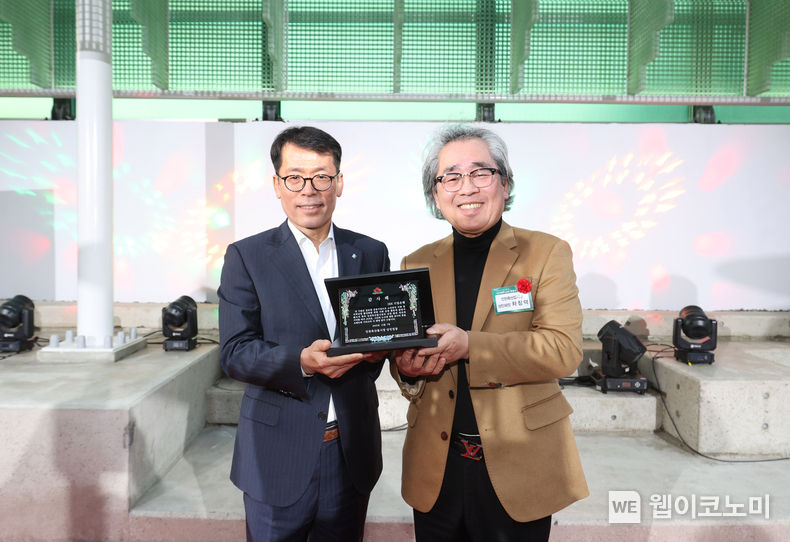 사진은 지난 7일 인천축산물시장에서 열린 ‘IBK희망디자인 준공식’에서 김성태 IBK기업은행장(왼쪽)과 차창덕 인천축산물시장 상인회장(오른쪽)이 기념촬영을 하고 있는 모습 / 2023.12.10 (출처: 기업은행)