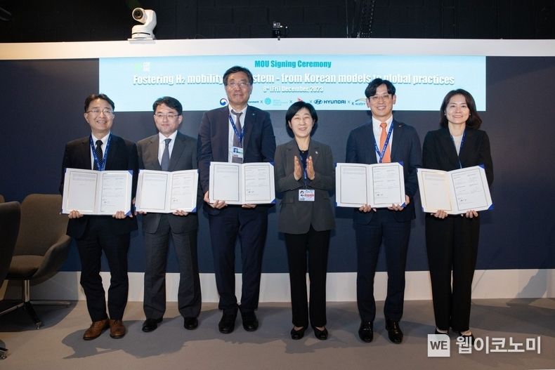 현대자동차, 글로벌 수소 모빌리티 생태계 확산을 위한 다자간 MOU 체결. 현대자동차가 국내 수소 생태계 선도 사례 공유를 통해 글로벌 수소 사회 전환에 힘을 보탠다. 현대자동차는 지난 8일(금) ‘제28차 유엔기후변화협약 당사국 총회(이하 COP28)’가 개최 중인 아랍에미리트(UAE) 두바이 엑스포시티에서 환경부, 한국수자원공사, 글로벌녹색성장기구(GGGI), SK E&S와 ‘글로벌 수소 모빌리티 생태계 확산을 위한 업무협약(MOU)’을 체결했다.<br>
(왼쪽부터) 환경부 이영석 기후변화정책관, 현대차 글로벌수소비즈니스사업부장 박철연 상무, 글로벌녹색성장기구(GGGI) 신경남 사무차장보, 환경부 한화진 장관, SK E&S 수소사업개발그룹장 소유섭 부사장, 한국수자원공사 오은정 환경에너지본부장이 기념 촬영을 하고 있는 모습. / 2023.12.11 (출처: 현대자동차)