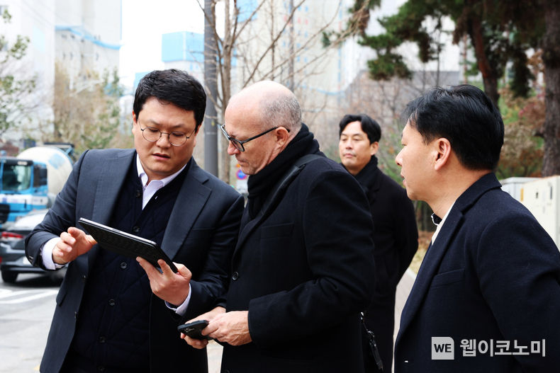 JERDE 수석디자이너 존 폴린 부사장과 롯데건설 직원들이 신반포12차 아파트 현장을 방문해 설계에 대해 대화하고 있다. / 2023.12.11 (출처: 롯데건설)